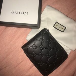 Authentic Gucci men’s zip around wallet